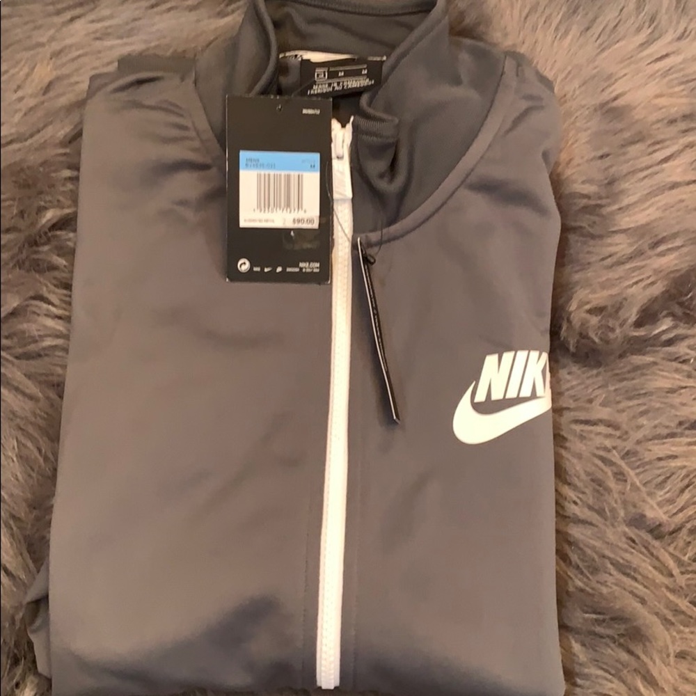 Nike - Picture 4 of 6